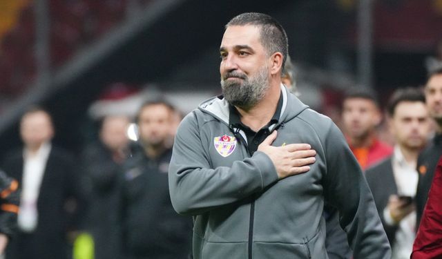 Arda Turan maçta kırmızı kart gördü: Tribüne çıkıp puro içti!