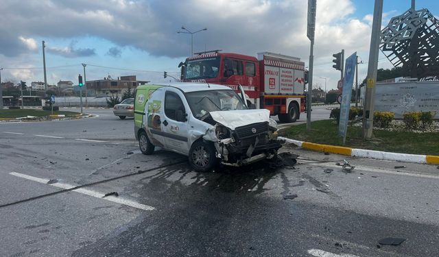 Balıkesir’de kavşak kazası: Araçta sıkışanları itfaiye kurtardı