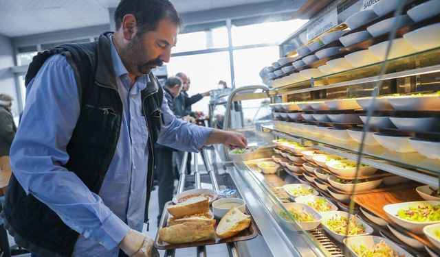 Buca'nın Belediye Lokantaları emekli ve öğrenciye nefes aldırıyor!