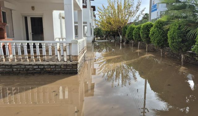 Bodrum’daki su baskınlarında 250 personel ve 80 araçla temizlik çalışmaları sürüyor