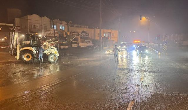 Bodrum'da sağanak nedeniyle evleri su bastı... Bazı araçlar yolda kaldı!