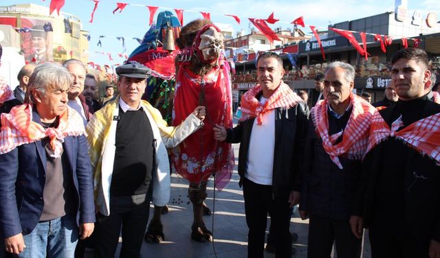 3. Geleneksel Efeler Deve Güreşi Festivali öncesi sokaklarda görücüye çıktı