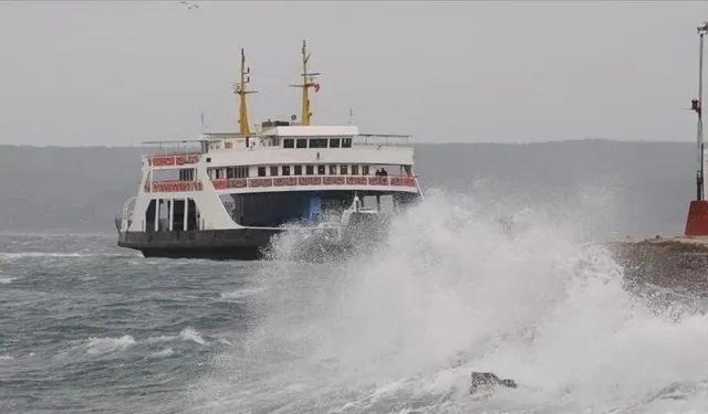 Bozcaada ve Gökçeada'da feribot seferleri fırtına nedeniyle iptal edildi