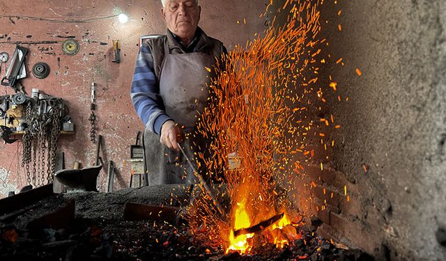 Demirci ustası Sandıklı’da yüzyıllık geleneği devam ettiriyor