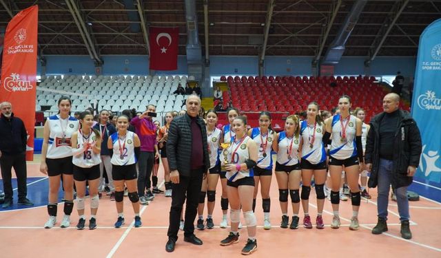 Manisa Voleybol Gençler Turnuvasında şampiyonlar kupalarını aldı!