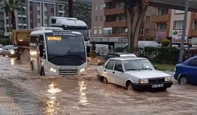 Sağanak yağış Ege Bölgesi'ni felç etti!