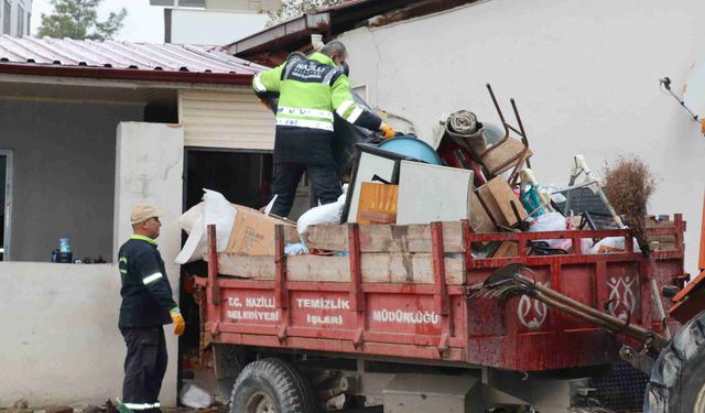 Nazilli’de 6 kez temizlenen çöp evden 4 kamyon çöp çıktı