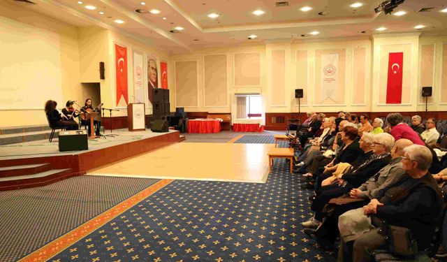 İEÜ Oda Orkestrası, huzurevinde özel yılbaşı konseri verdi