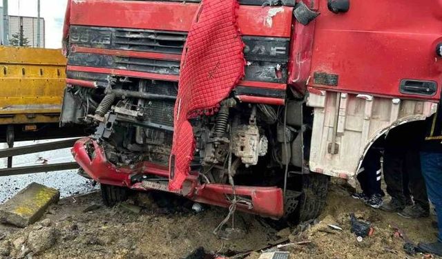 Afyonkarahisar'da feci trafik kazası: 1 ölü, 1 yaralı, kaza anı kamerada