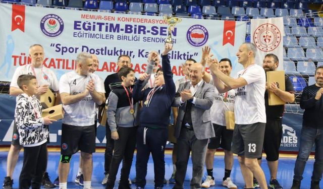 Kütahya’da Eğitim Çalışanları Voleybol Turnuvası'nda dereceye giren takımlar ödüllerini aldı