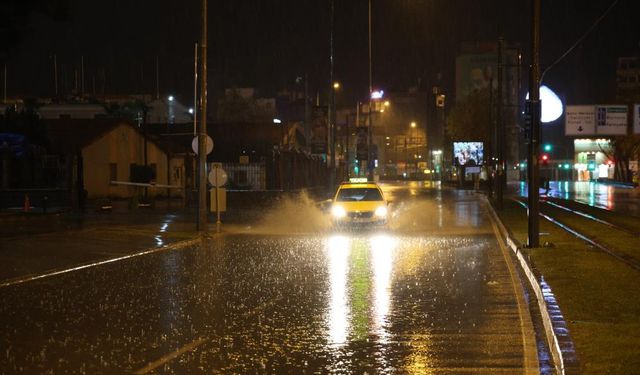 İzmir’de şiddetli sağanak yağış: Yollar göle döndü!