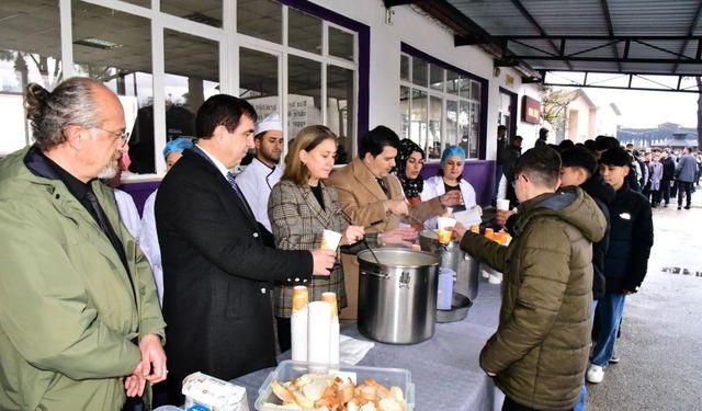 Nazilli’de öğrencilere sıcak çorba, soğuk kışta gönül ısıtıyor!