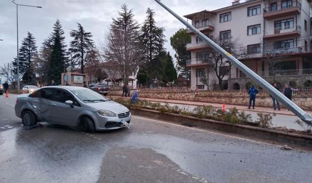 Çal'da elektrik direğine çarpan araç karşı şeride geçti!