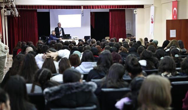 Denizli Kadın Meclisi'nden kız öğrencilere hijyen eğitimi!