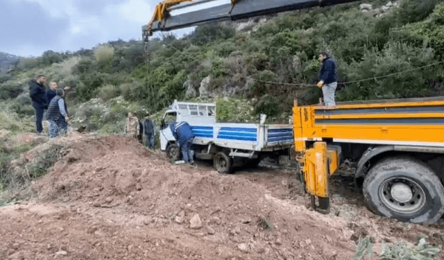 Bodrum’da 20 metrelik uçuruma devrilen kamyonetten 3 kişi çıkarıldı