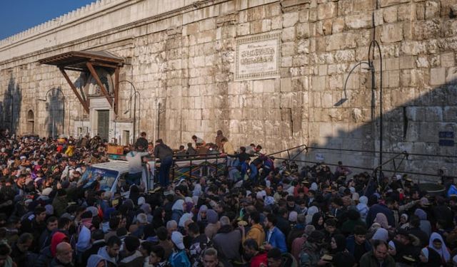 Emevi Camii'nde izdiham: 3 kişi öldü!