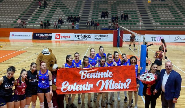 Voleybol sahasında sürpriz evlenme teklifi!