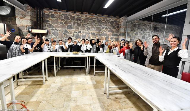 İzmir'in  mutfakları engel tanımıyor: Meslek Fabrikası, işitme engellilere yönelik pastacılık kursu açtı