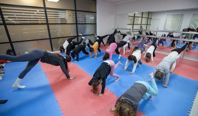 İzmir'in Karşıyaka Belediyesi’nin ‘Neşeli Hareketler Kış Okulu’na büyük ilgi