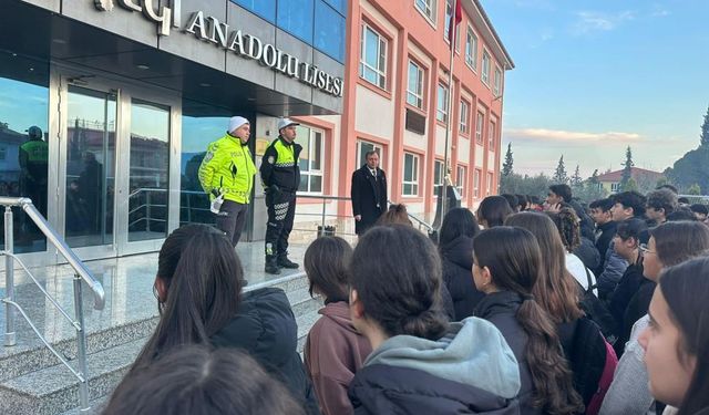 Karacasu’da öğrencilere trafik güvenliği eğitimi