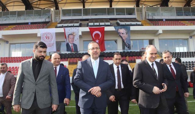 Bakan Kasapoğlu Turgutlu Şehir Stadyumu'nda incelemelerde bulundu: ''Manisa artık bir spor şehri!''