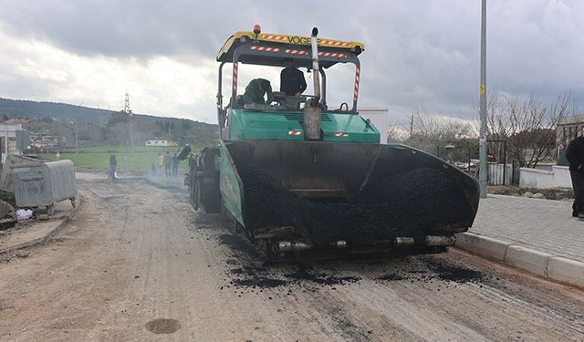 Urla'da altyapı çalışmalarından etkilenen yollar yenileniyor