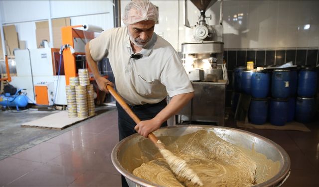 Siirt'te 123 yıldır aynı yöntemle üretilen tahin helvası lezzetini koruyor