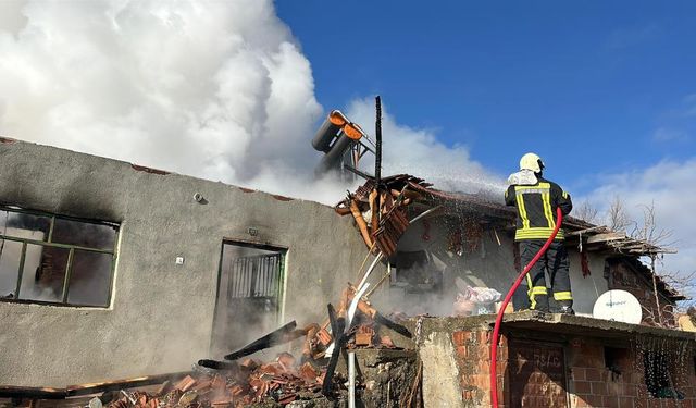 Uşak'ta müstakil ev küle döndü!