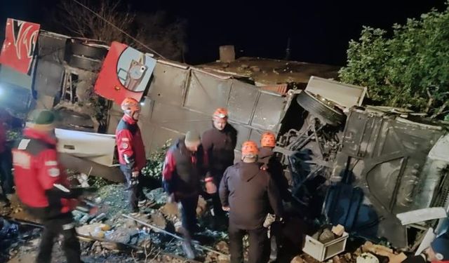 Antalya'da yolcu otobüsü şarampole uçtu: Ağır yaralılar var!