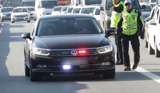 Uşak'ta çakarlı araç sürücüsüne dev ceza, polislere tehdit ve hakaret!