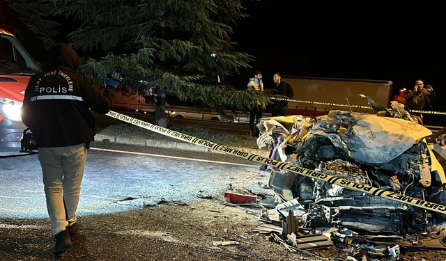Uşak-İzmir yolunu trafiğe kapatan kaza! Sürücü hurdaya dönen araçta can verdi