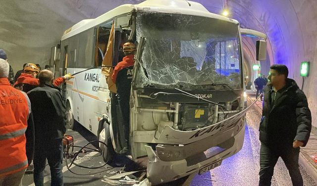 Midibüsün tıra arkadan çarptığı kazada ortalık savaş alanına döndü: 14 yaralı!