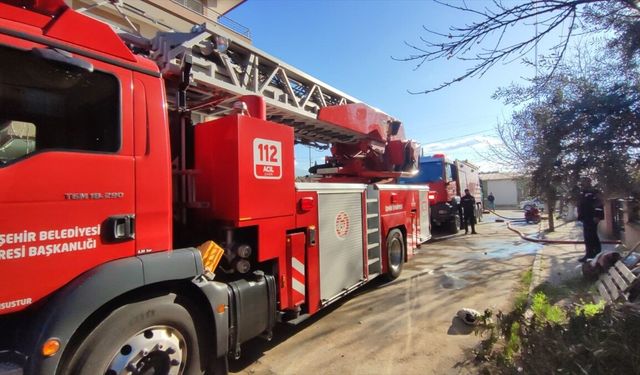 Hurda lastikler alev aldı