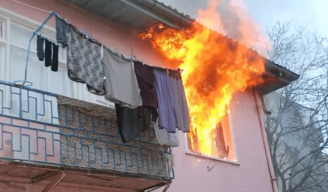 Çocuğun çakmakla oyunu evi kül etti!