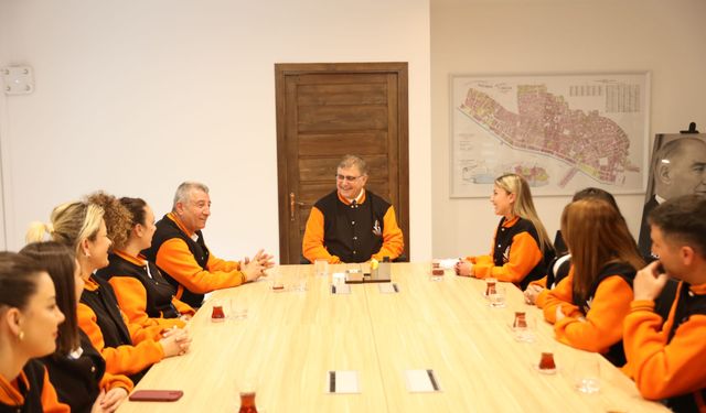 İzmir Güzelbahçe Gençlik, Başkan Cemil Tugay ile buluştu