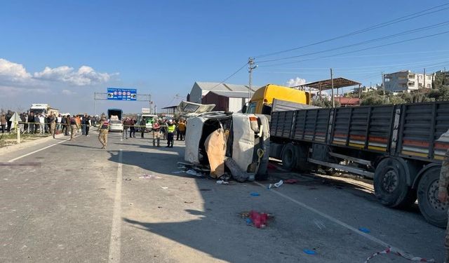 Hatay'da yolcu servisi tıra çarptı! Can kaybı ve yaralılar var