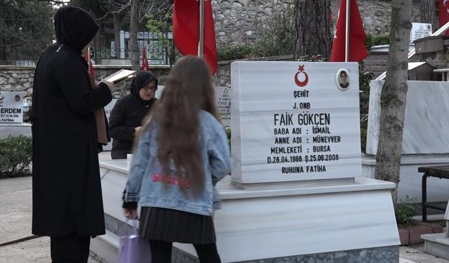 Bayram ziyaretleri şehitliklerde başladı: Aileler kahramanlarını andı