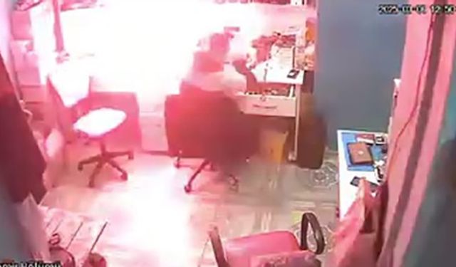 Korku dolu anlar! Telefon bataryası bir anda patlayıp alev aldı