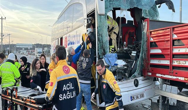 Kütahya’da yolcu otobüsü ile TIR çarpıştı: Çok sayıda yaralı var!