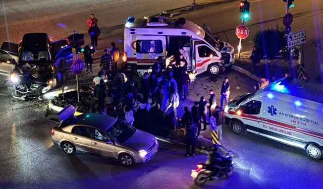 Antalya'da ambulans ile otomobil çarpıştı: 9 kişi yaralandı