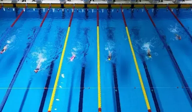 450 minik sporcu 23 Nisan için havuzda yarıştı!