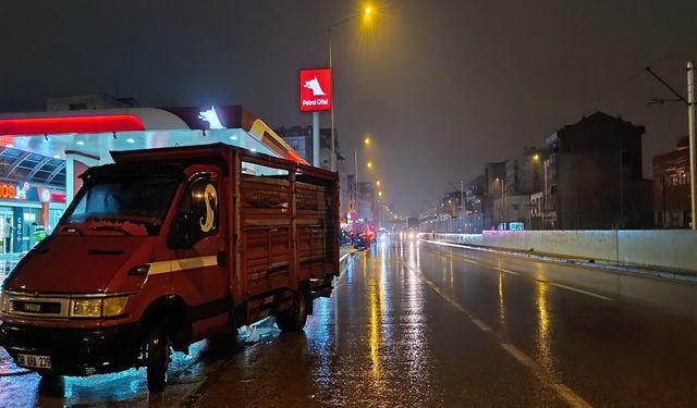 Kaza yerinde bir kaza daha: Polis memuruna kamyonet çarptı!