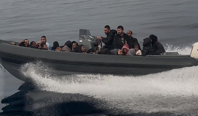 Türk karasularına itilen 24 göçmen İzmir'de güvenliğe alındı