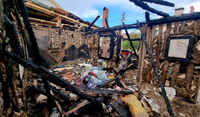 Bayram sevinci hüsrana döndü: Yanan ev küle döndü!