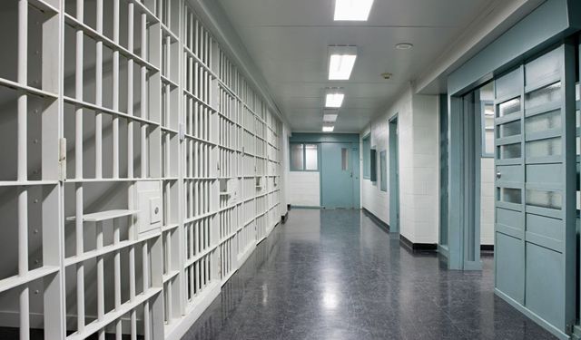 11 mahkum, duvara küfürler yazıp hapishaneden kaçtı!