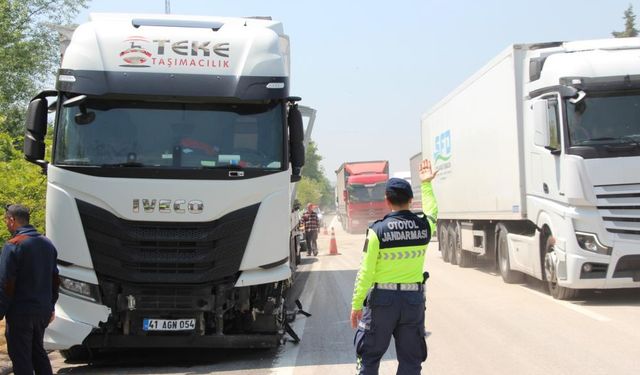 Lastiği patlayan tır ortalığı birbirine kattı!