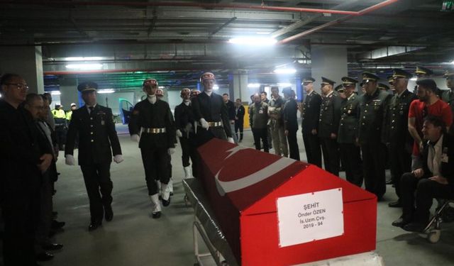 Şehidin kızı babasına oyuncak ayısıyla veda etti