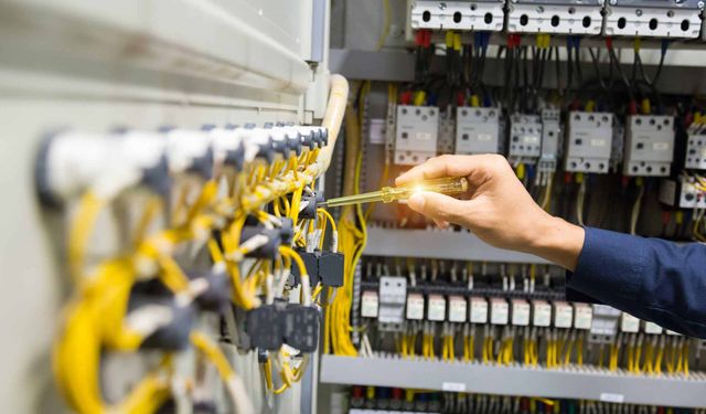 Elektrik mühendisi nasıl olunur? 2025 Özel ve devlette maaşlar ne kadar?