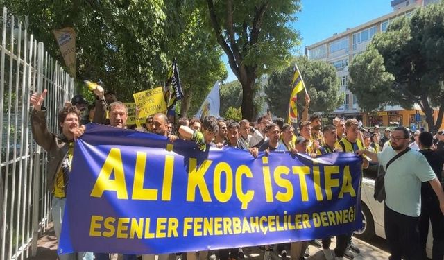 Kadıköy'de binlerce kişilik yürüyüş: Taraftardan Ali Koç’a istifa çağrısı!