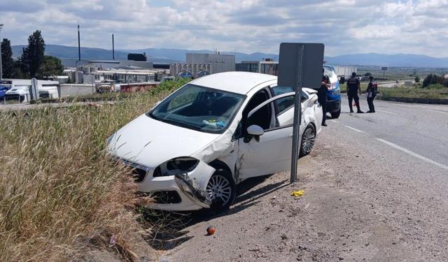 Gönen’de kavşakta kaza! Yaralılar hastaneye sevk edildi